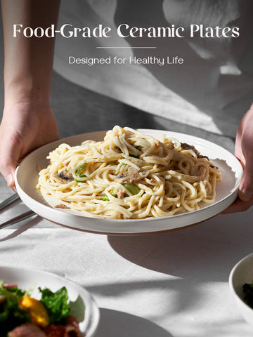 Dowan plato con borde alto y pared curva: agarre cómodo y estable durante la comida.
