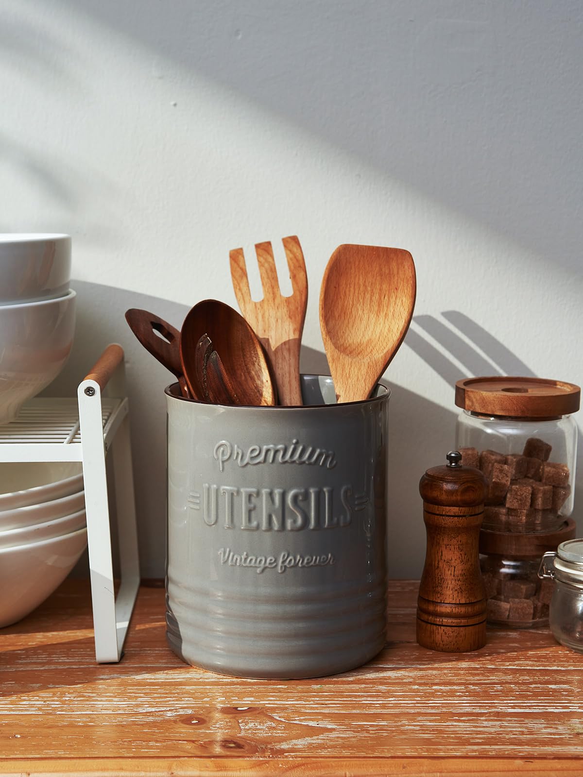 Dowan porta-utensilios diseño rústico en cerámica gris, ideal para cocinas con encanto campestre.