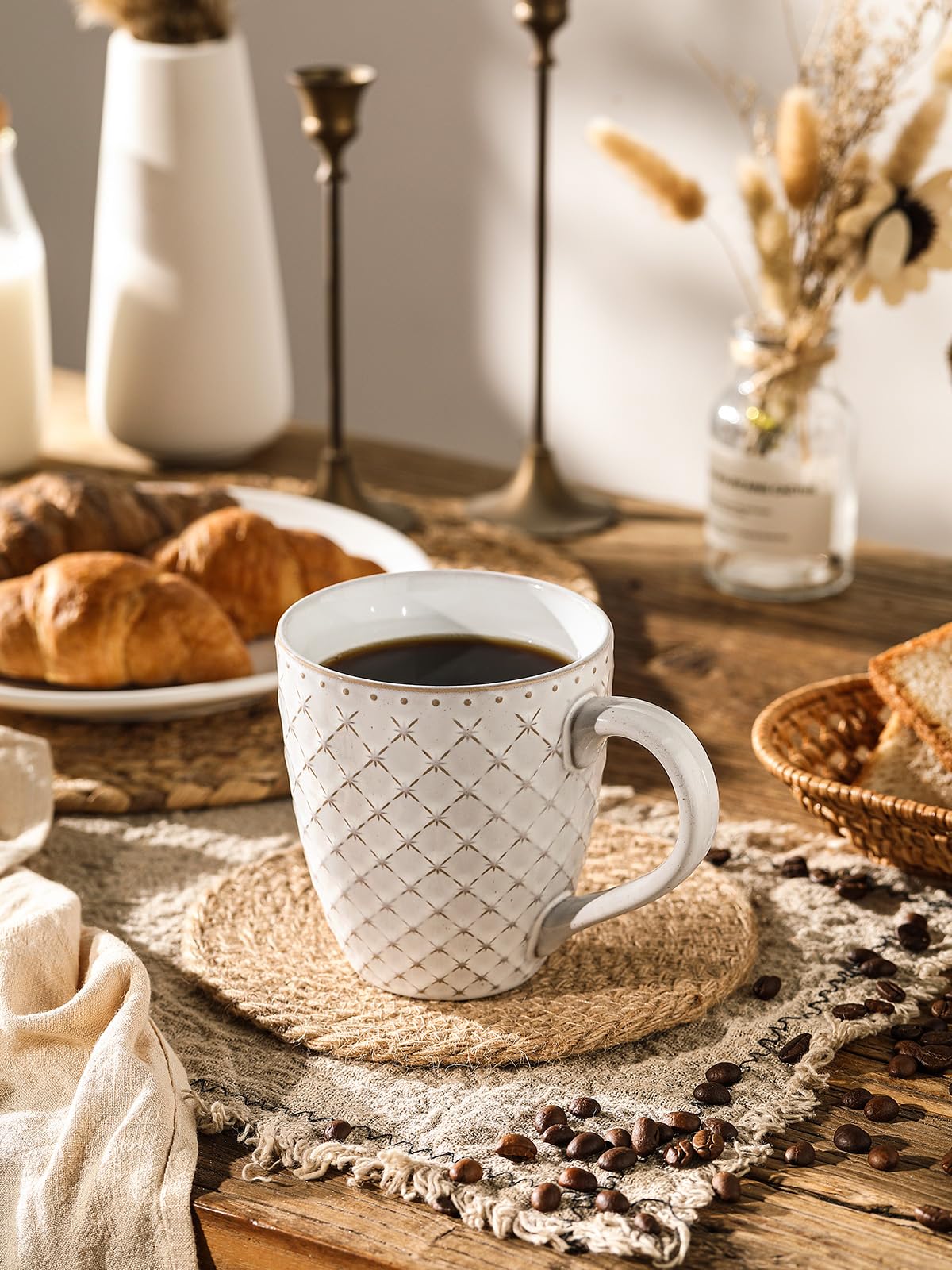Taza DOWAN con asa ergonómica, agarre cómodo al llenarse.