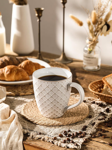 Taza DOWAN con asa ergonómica, agarre cómodo al llenarse.