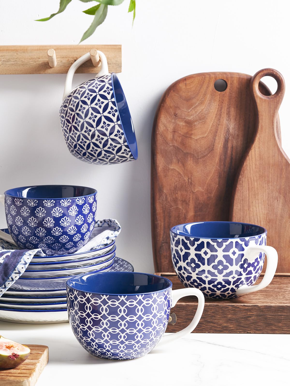 Taza Dowan grande con asa ergonómica para sostener bebidas calientes.