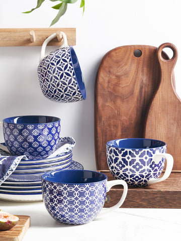 Taza Dowan grande con asa ergonómica para sostener bebidas calientes.