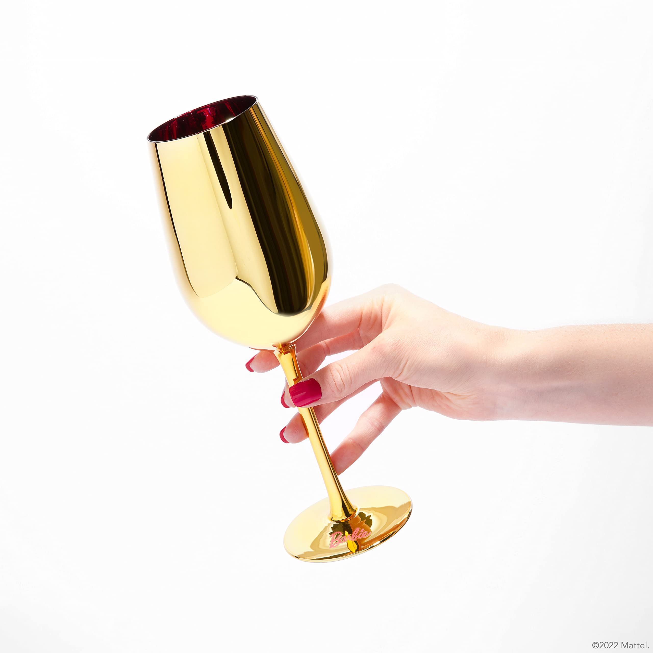 Detalle dorado y cristal claro, copa Barbie para reuniones elegantes.