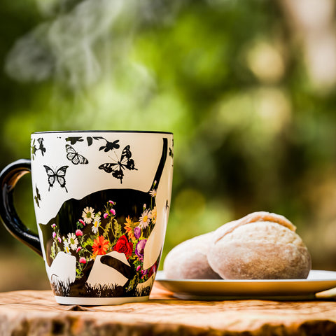 Dream8Design: taza paisaje flores y mariposas, perfecta para ritual de té.
