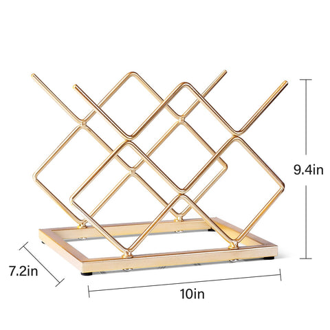 Drincarier diseño geométrico dorado que realza la decoración de la cocina