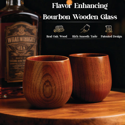 DrinkSay detalle de grano de madera resalta elegancia en mesa.