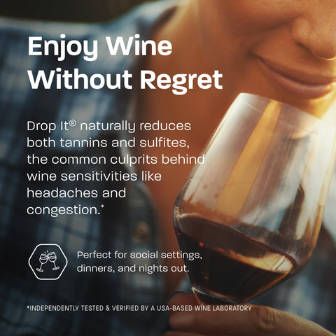 Drop It Wine Drops Original 10 mL junto a una botella de vino; posible suavidad al beber