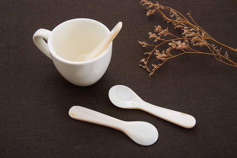 Cucharas DUEBEL de nácar blanco para huevo, servicio elegante.