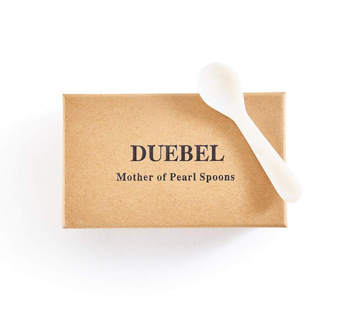 Cucharas DUEBEL en mesa, estilo sofisticado.