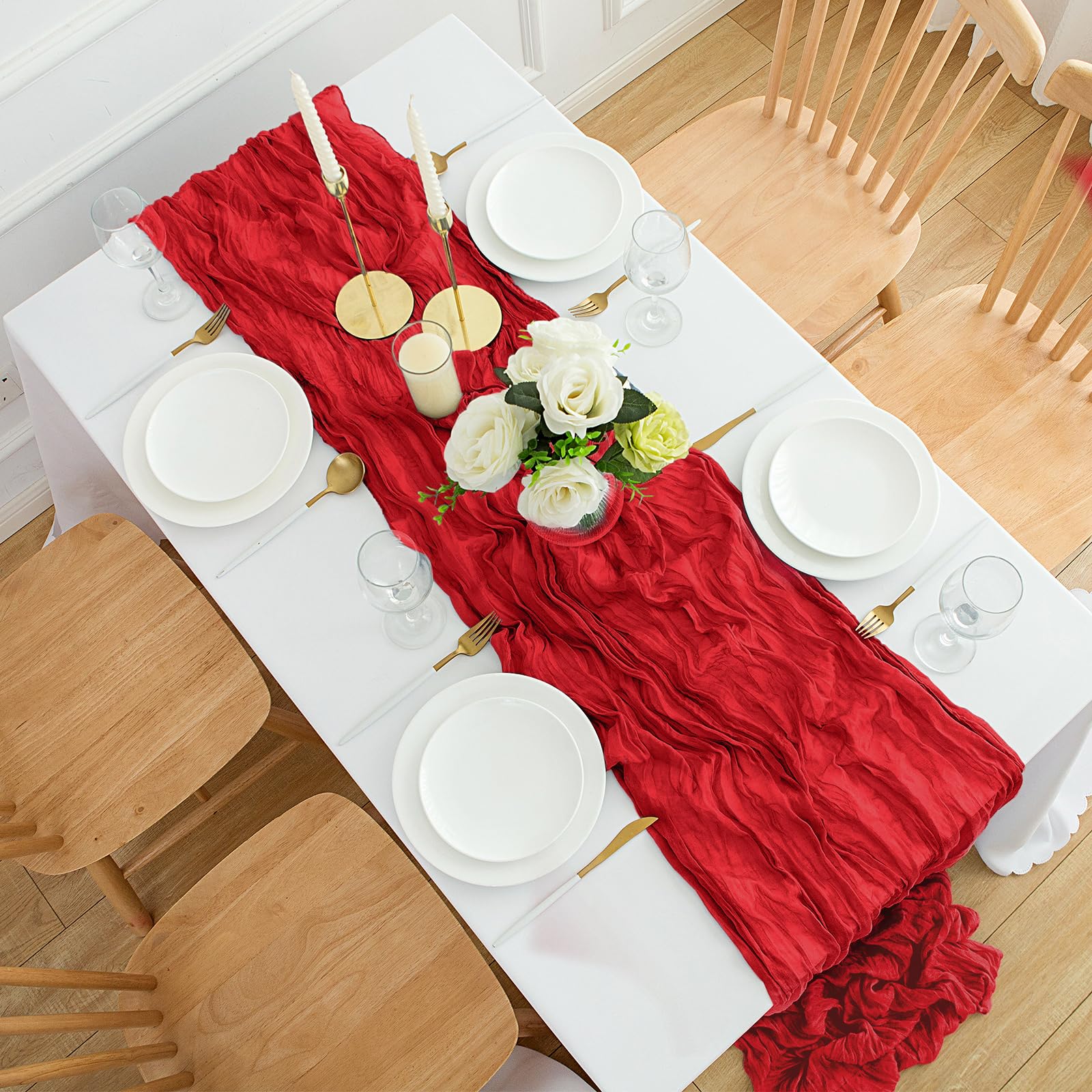 Mantel rojo Dugpit en boda crea ambiente romántico