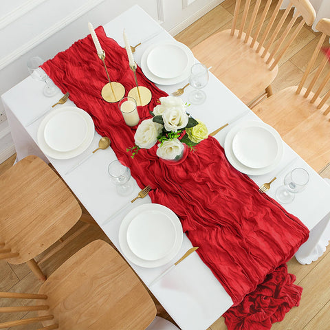 Mantel rojo Dugpit en boda crea ambiente romántico