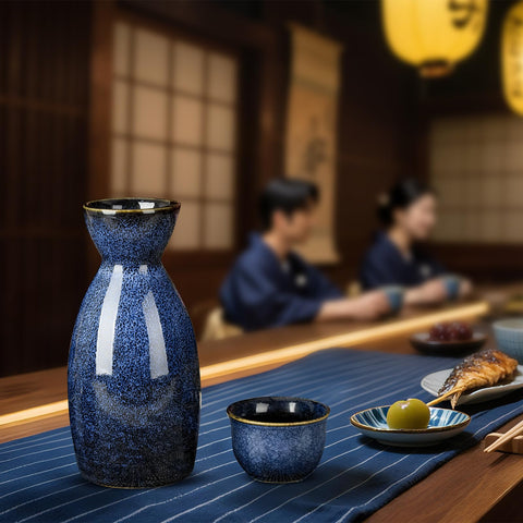 DUJUST set de sake japonés, tazas en la mano para sorbos precisos.