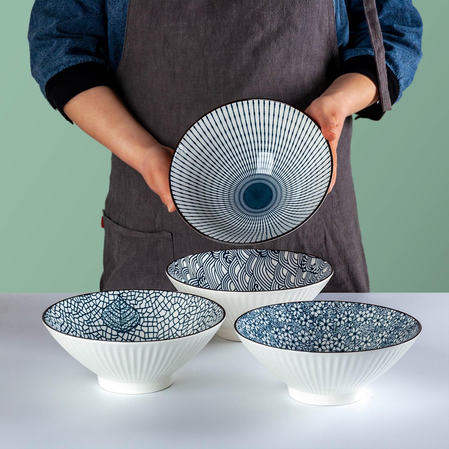 Diseno de arte japonés en azul y blanco para la mesa.