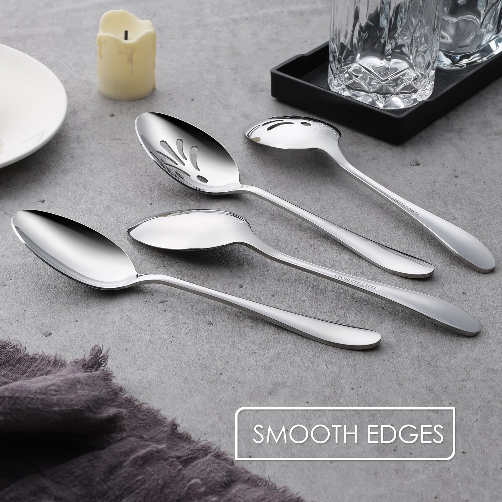 Acabado espejo de utensilios E-far para una mesa elegante.
