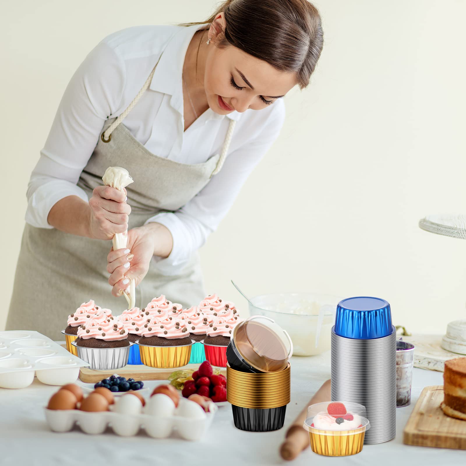 Eaasty cápsulas de aluminio con tapa dorada; elevan la presentación de cupcakes en fiestas.