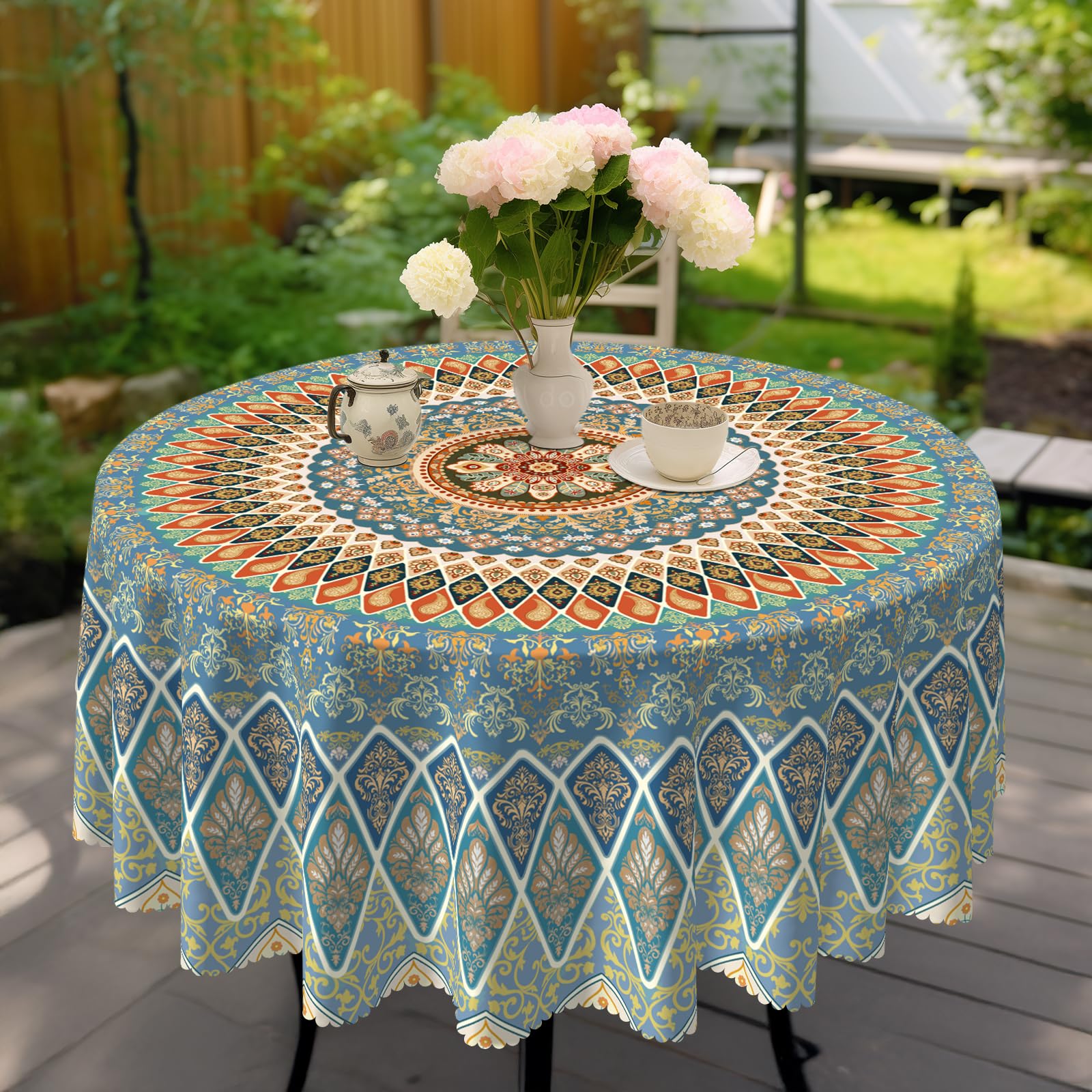 Detalle del patrón veraniego Bohemia de Eikione, añade encanto decorativo a la mesa.