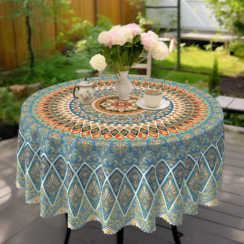 Detalle del patrón veraniego Bohemia de Eikione, añade encanto decorativo a la mesa.