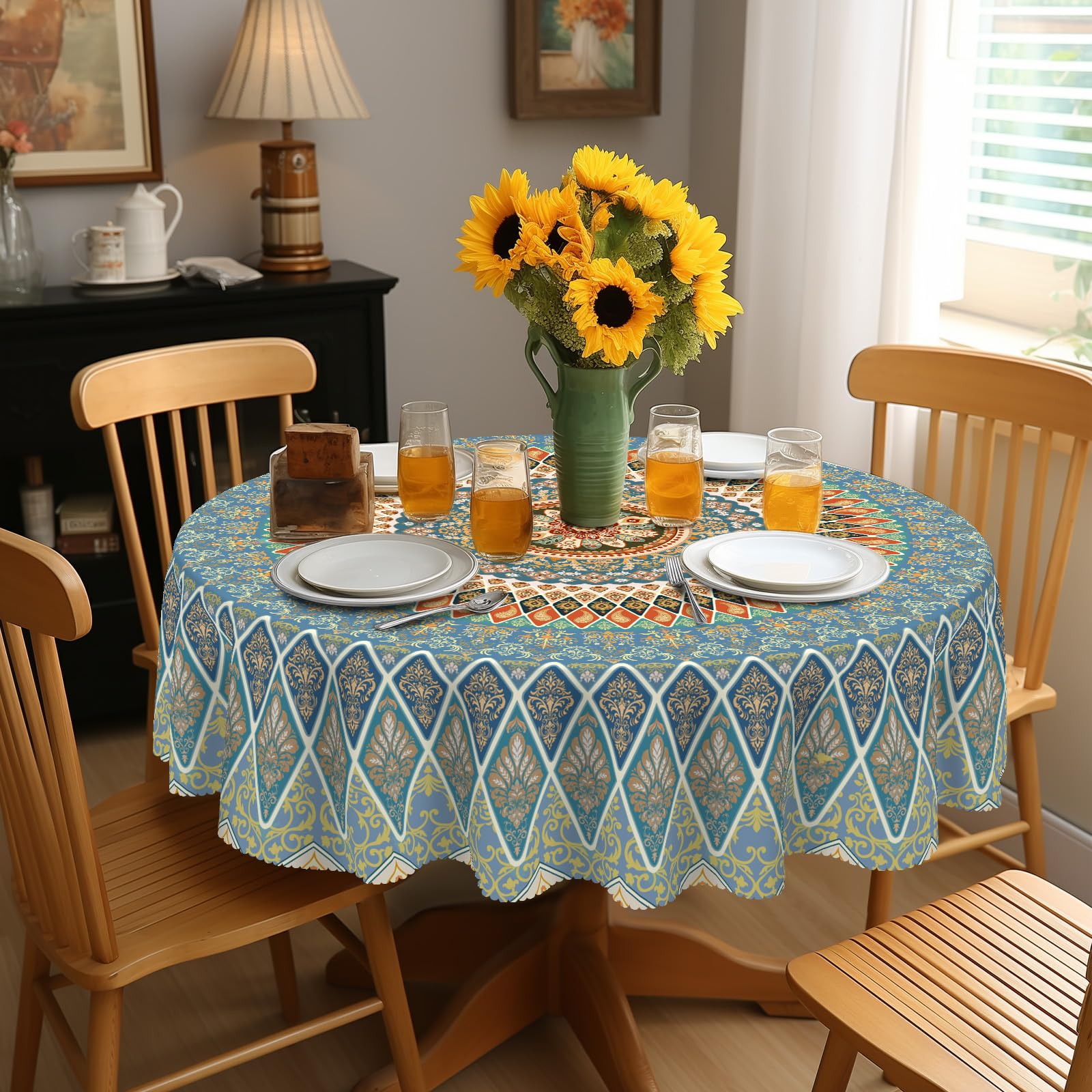 Mantel redondo de Eikione en mesa completa, estilo bohemio para cenas diarias.