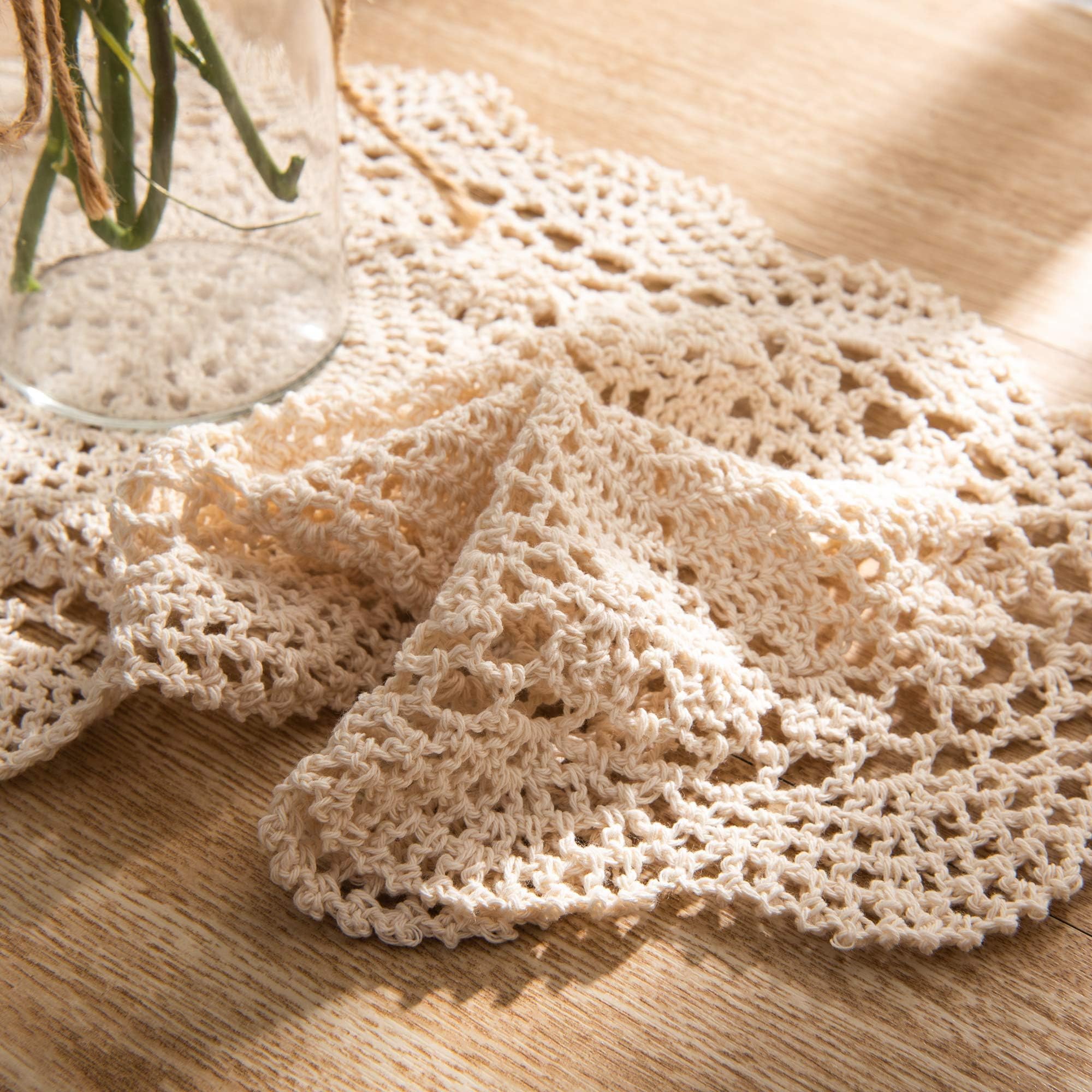 Detalle flor de ganchillo beige de Eiyye, toque artesanal