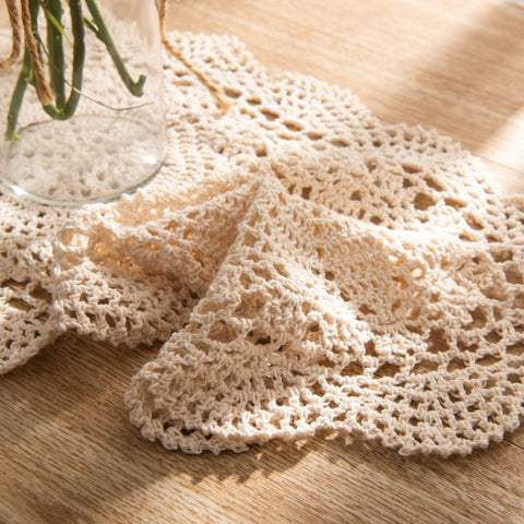 Detalle flor de ganchillo beige de Eiyye, toque artesanal