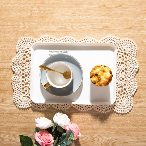 Detalle flor de ganchillo beige de Eiyye para decoración