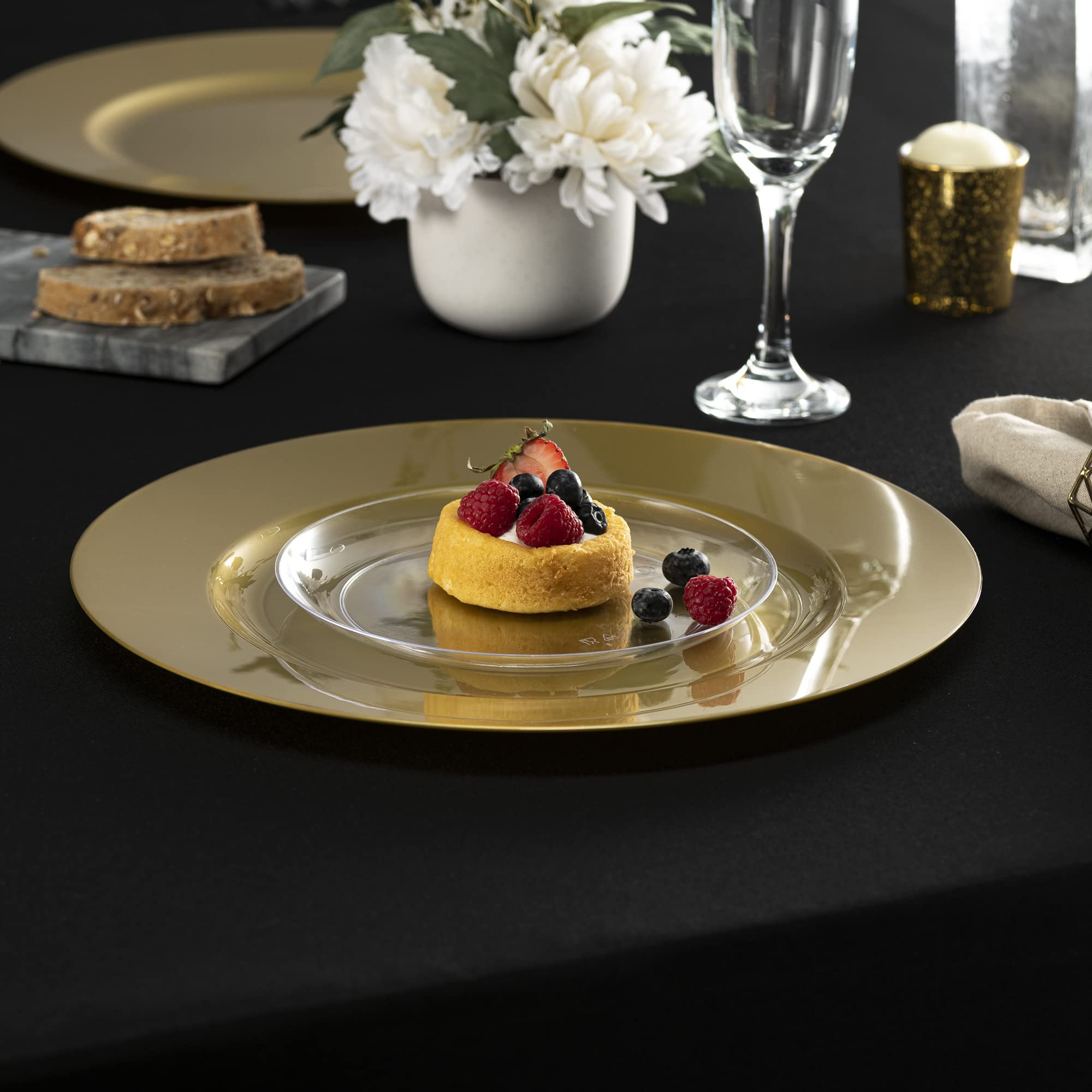 ELEGANT DISPOSABLES, detalle brillo dorado que realza la vajilla.