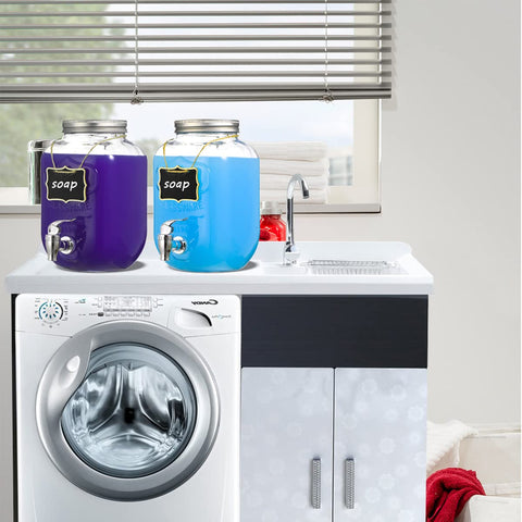 Dispensadores Eleganttime de vidrio 1 galón en mesa exterior.