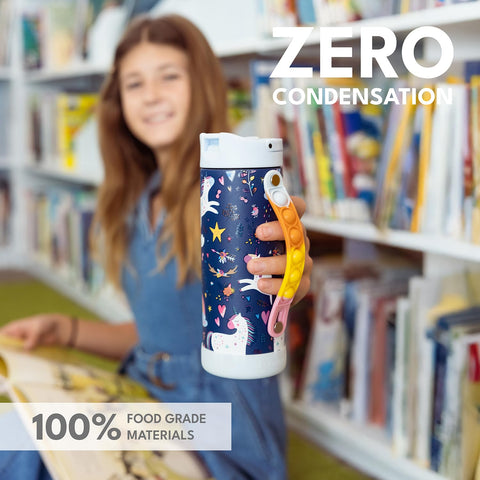 Diseño aislado triple mantiene bebidas frías durante las jornadas escolares.