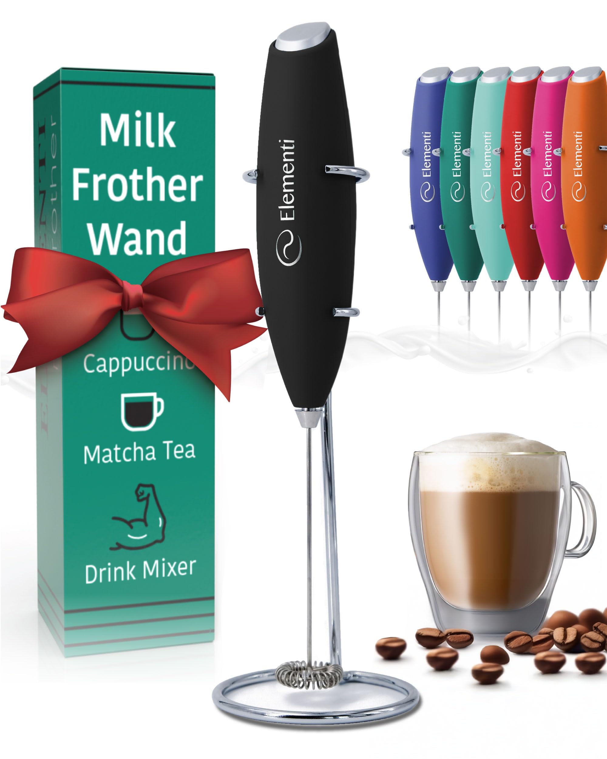 Elementi varita espumadora generando espuma cremosa para cappuccinos.