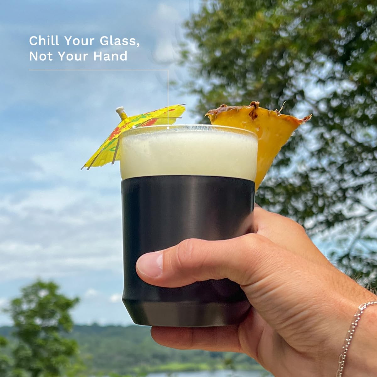 Base aislante de Elevated Craft para la copa, mantiene bebidas frías sin condensación.