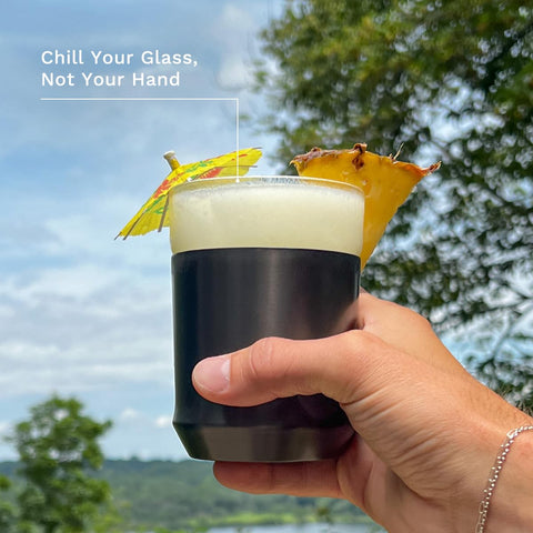 Base aislante de Elevated Craft para la copa, mantiene bebidas frías sin condensación.