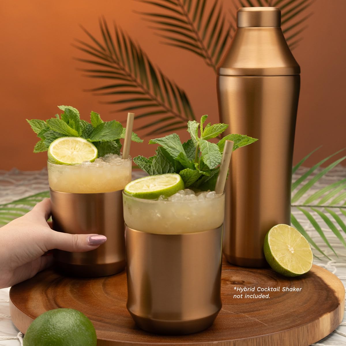 Elevated Craft Hybrid Cocktail Glass diseño ergonómico mejora el agarre.