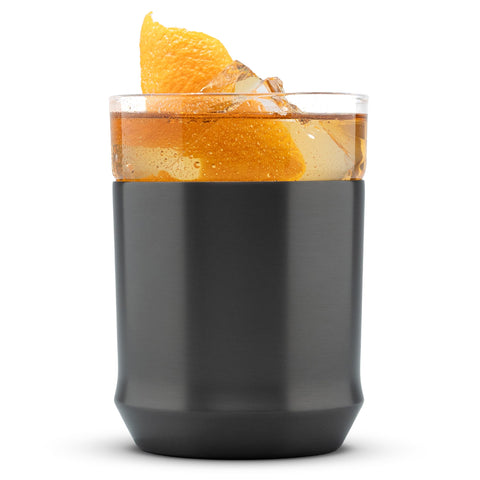 Copa Elevated Craft Hybrid Cocktail Glass ergonómica en la mano para mayor comodidad.