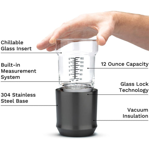 Copa Elevated Craft Hybrid Cocktail Glass con peso optimizado para equilibrio al sostener.