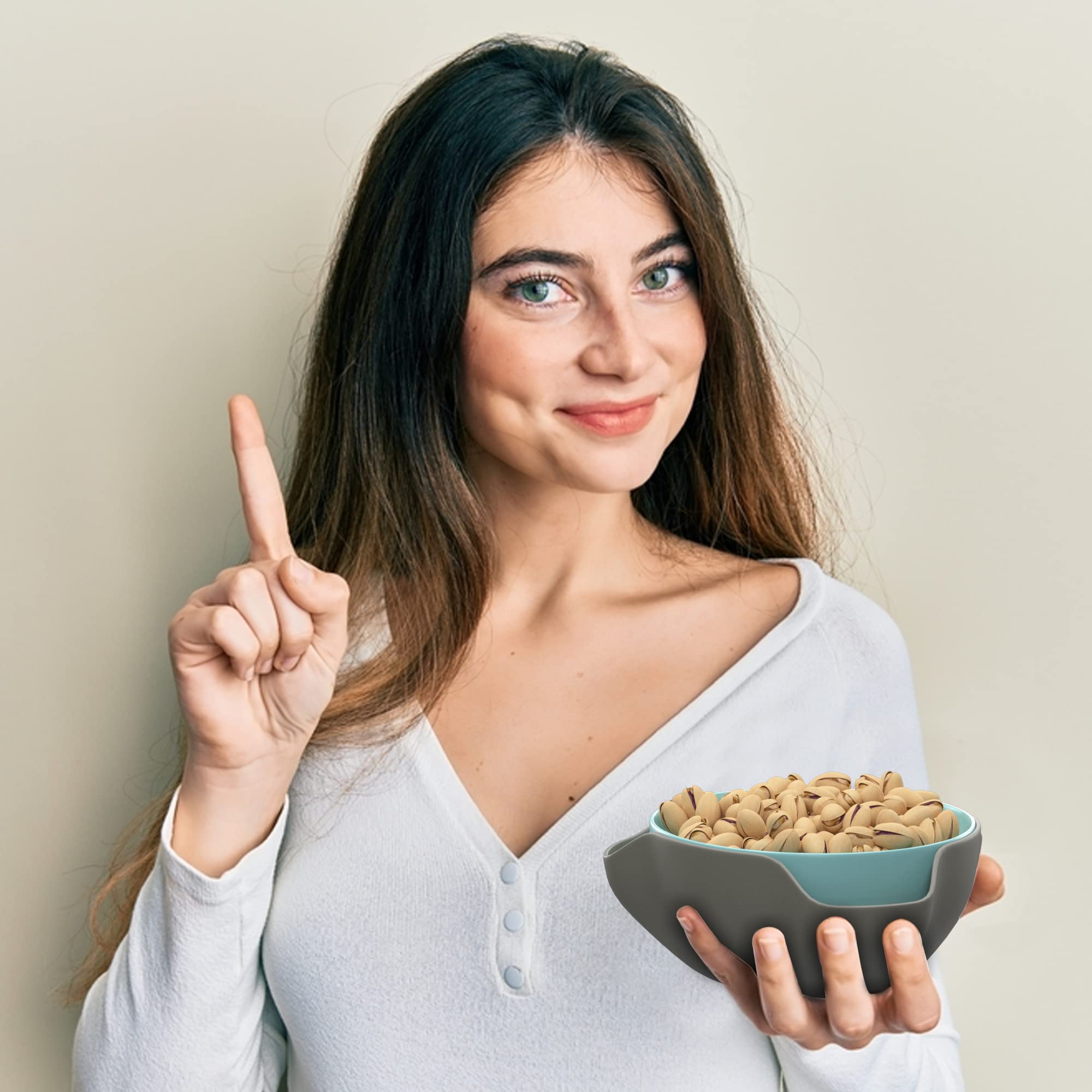 Uso versátil del tazón Elevated Essentials para aceitunas y snacks sin hueso.
