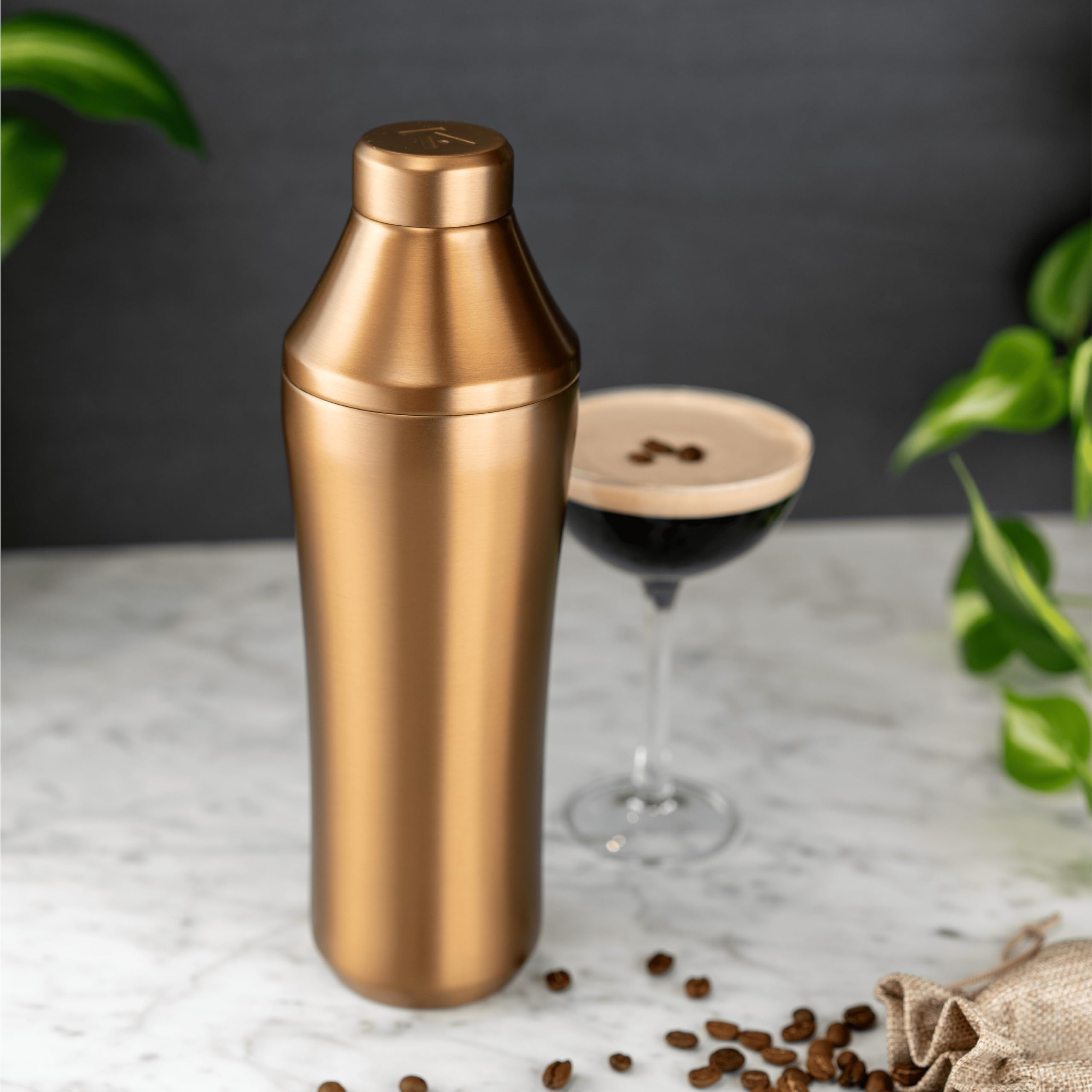 Elevated Craft coctelera vertido preciso con ángulo de 45 grados.