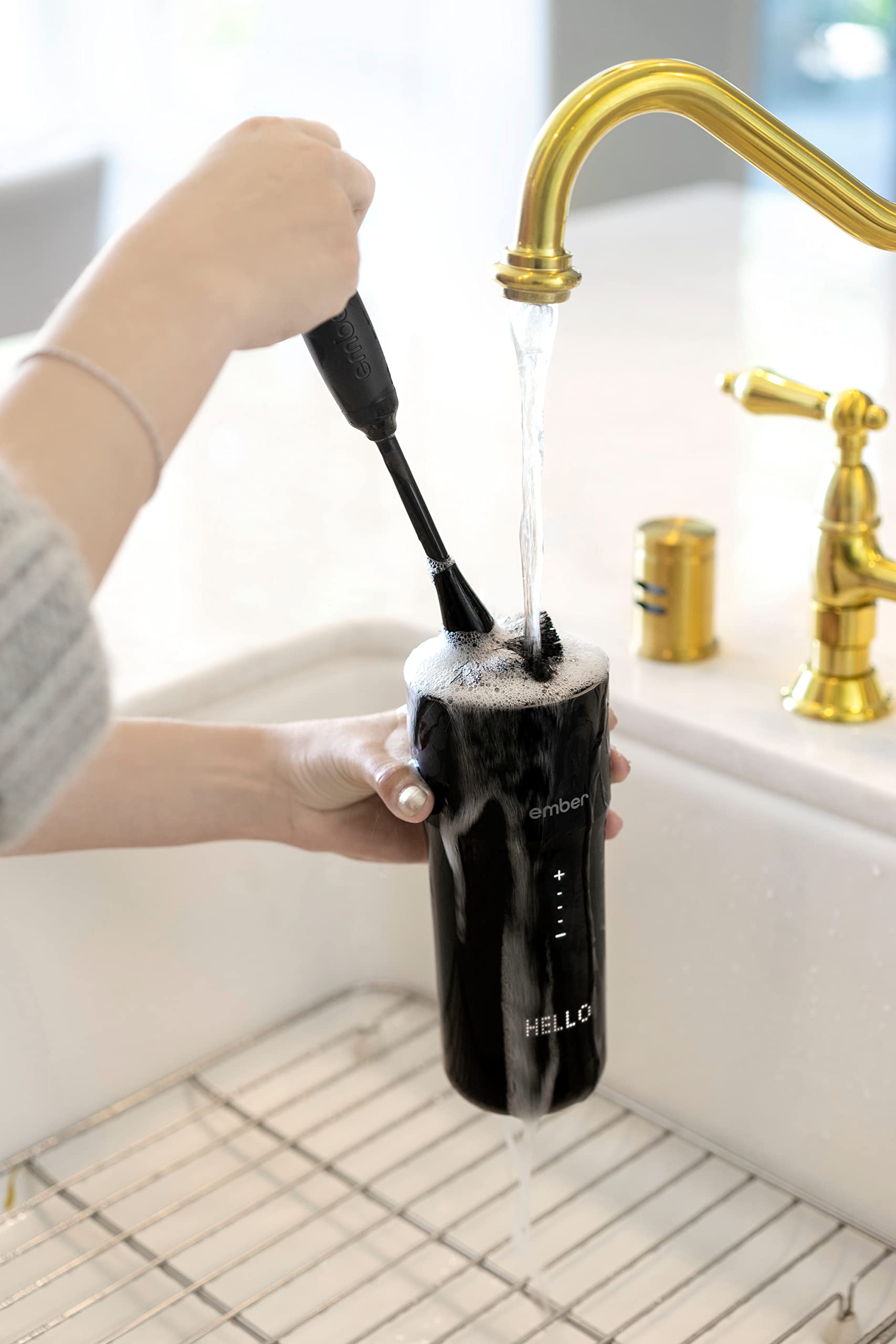 Ember mango-largo ergonómico facilita la limpieza de tazas difíciles.