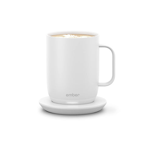 Ember Mug 2 mantiene calor constante para café en la mesa