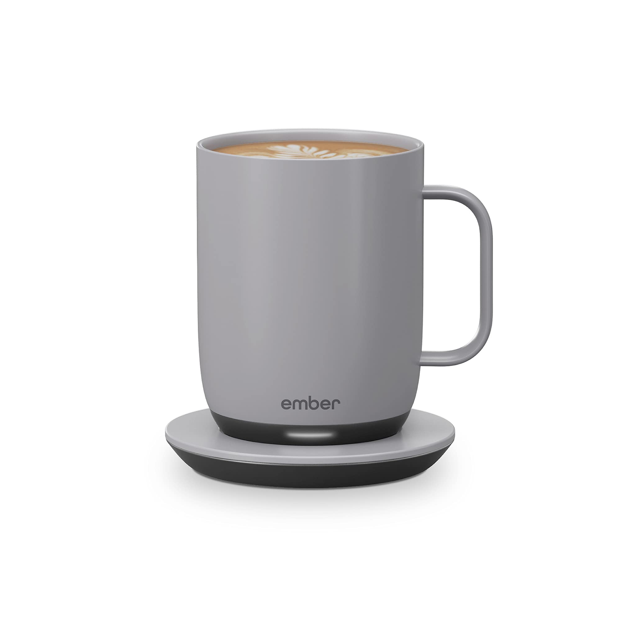 Ember Taza con control de temperatura 2-14oz sobre base cargador mantiene la bebida cálida.