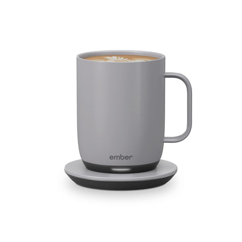 Ember Taza con control de temperatura 2-14oz sobre base cargador mantiene la bebida cálida.