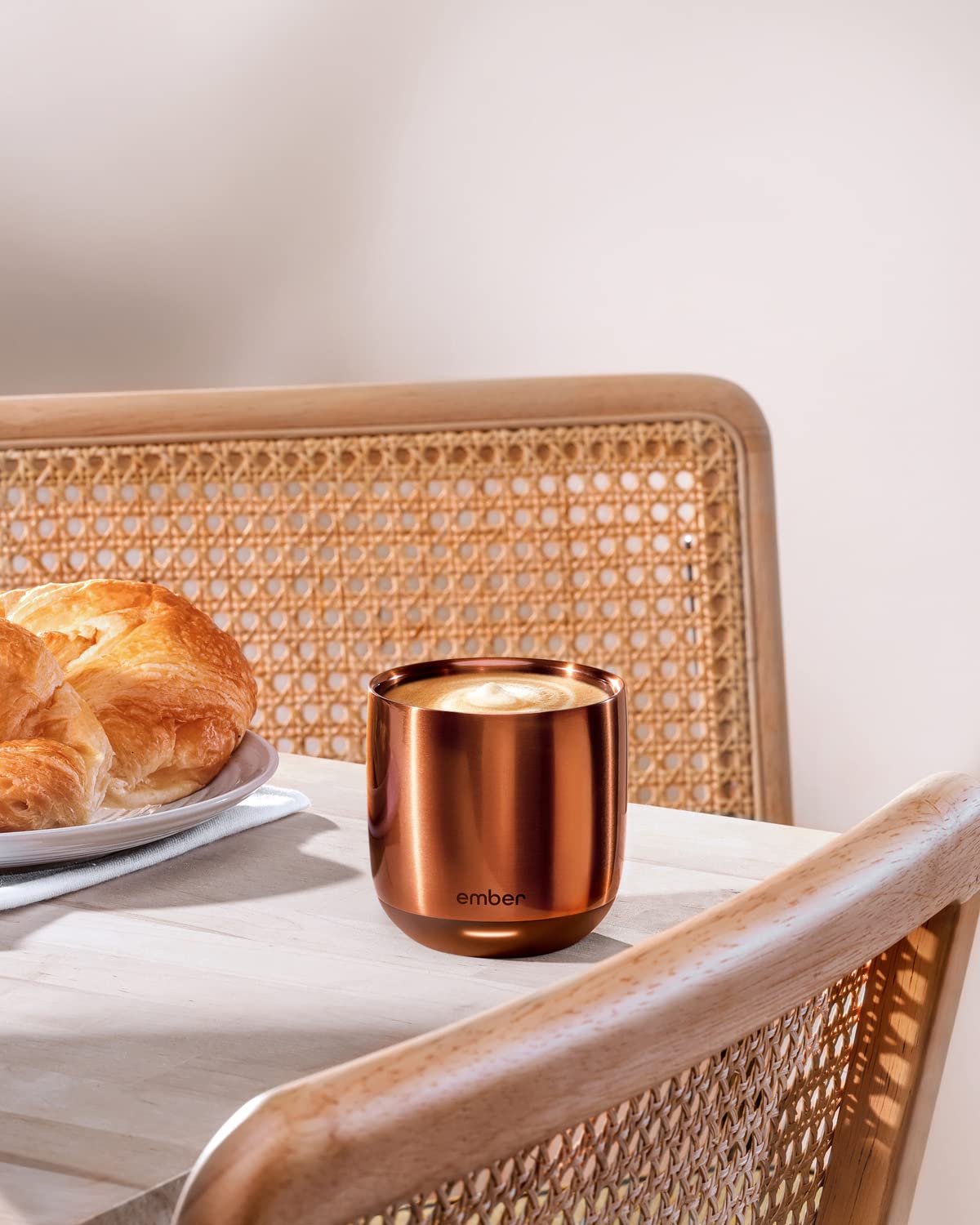 Taza Ember diseño elegante, regalo ideal para amantes del café.