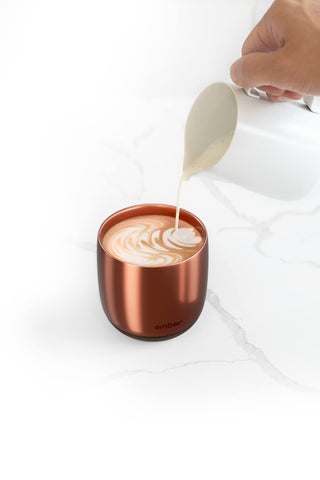 Taza Ember IPX7 y sumergible: segura bajo ducha o en lavabo.