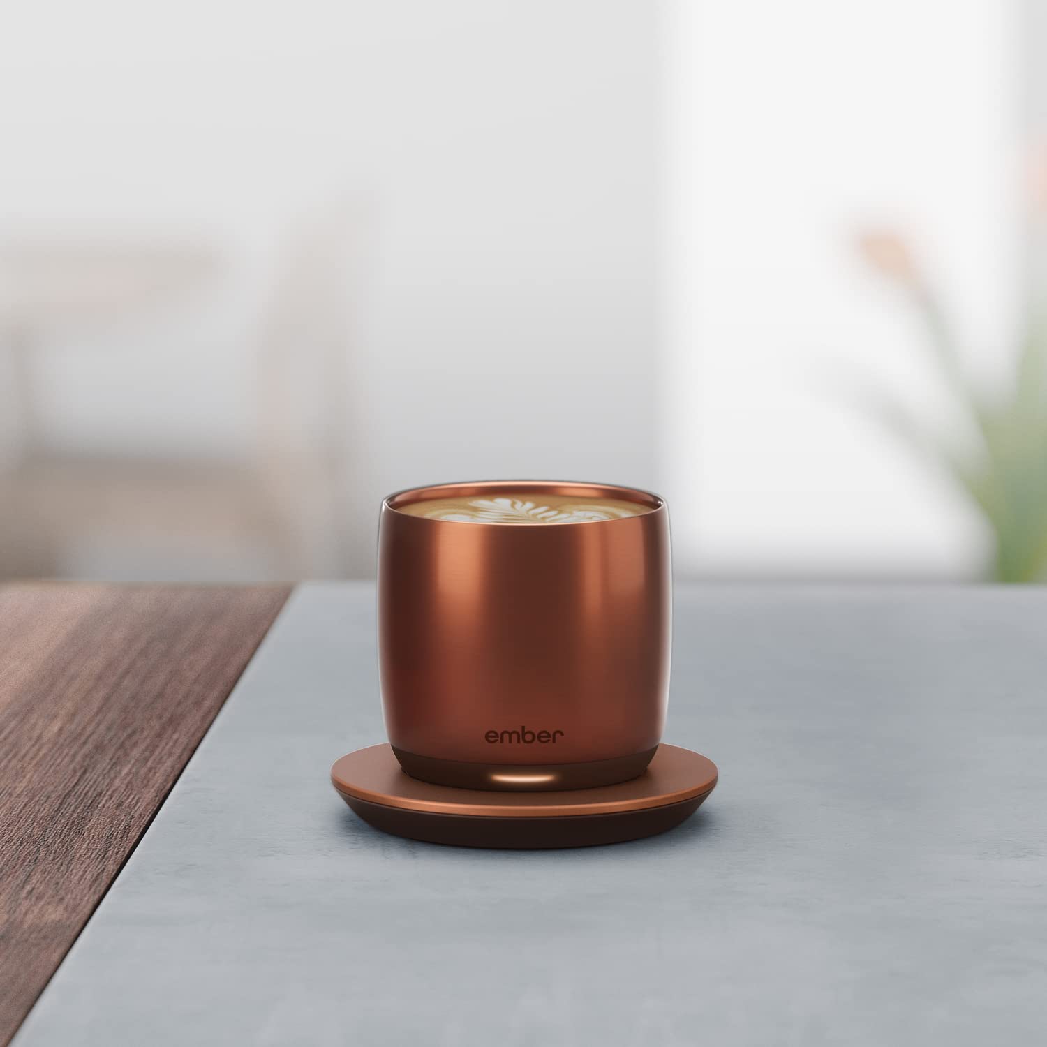 Taza Ember con sensor de encendido/apagado automático para uso cómodo.