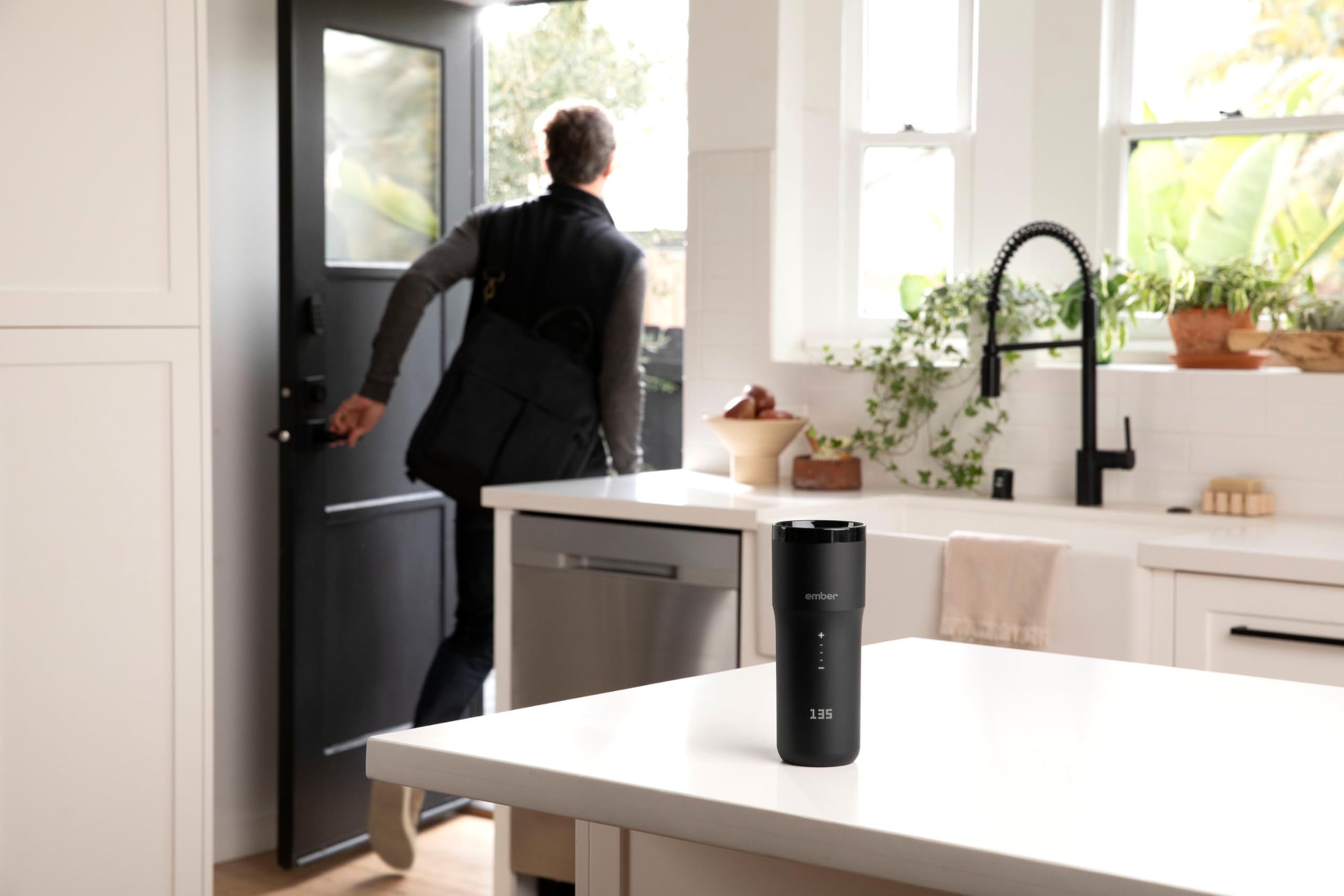 Ember Travel Mug 2+ acabado de acero inoxidable de alta durabilidad