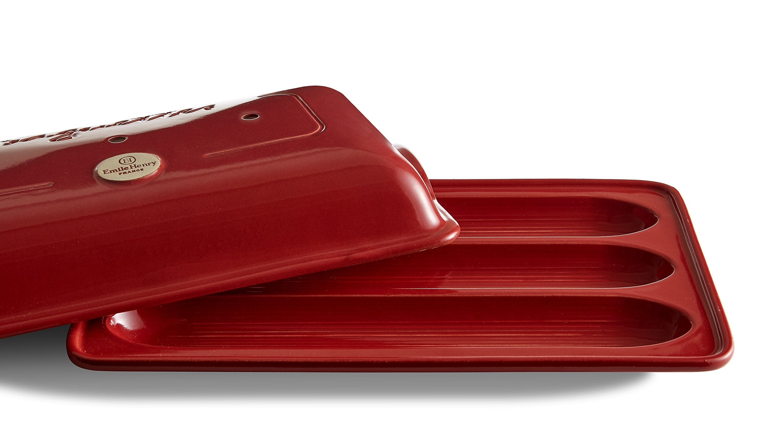 Emile Henry Baguette Baker Burgundy detalle agujeros base evita que la masa se pegue