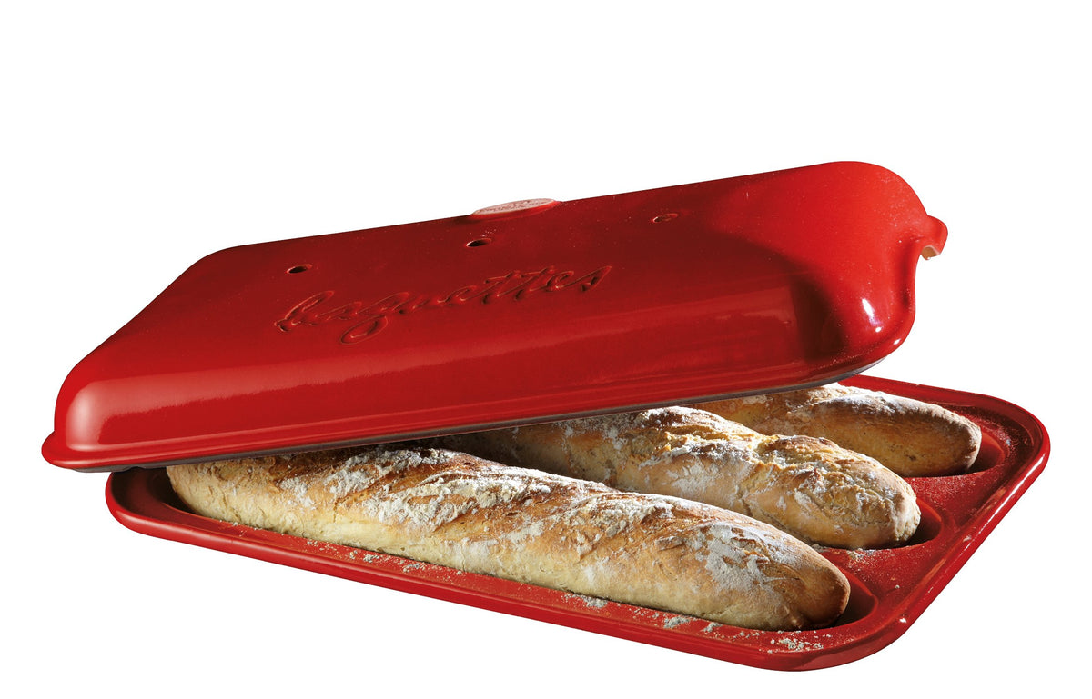 Emile Henry Baguette Baker Burgundy frente muestra la forma perfecta para hogazas crujientes