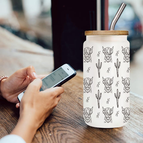 Enanaimg vaso vidrio transparente para bebidas frías o calientes.