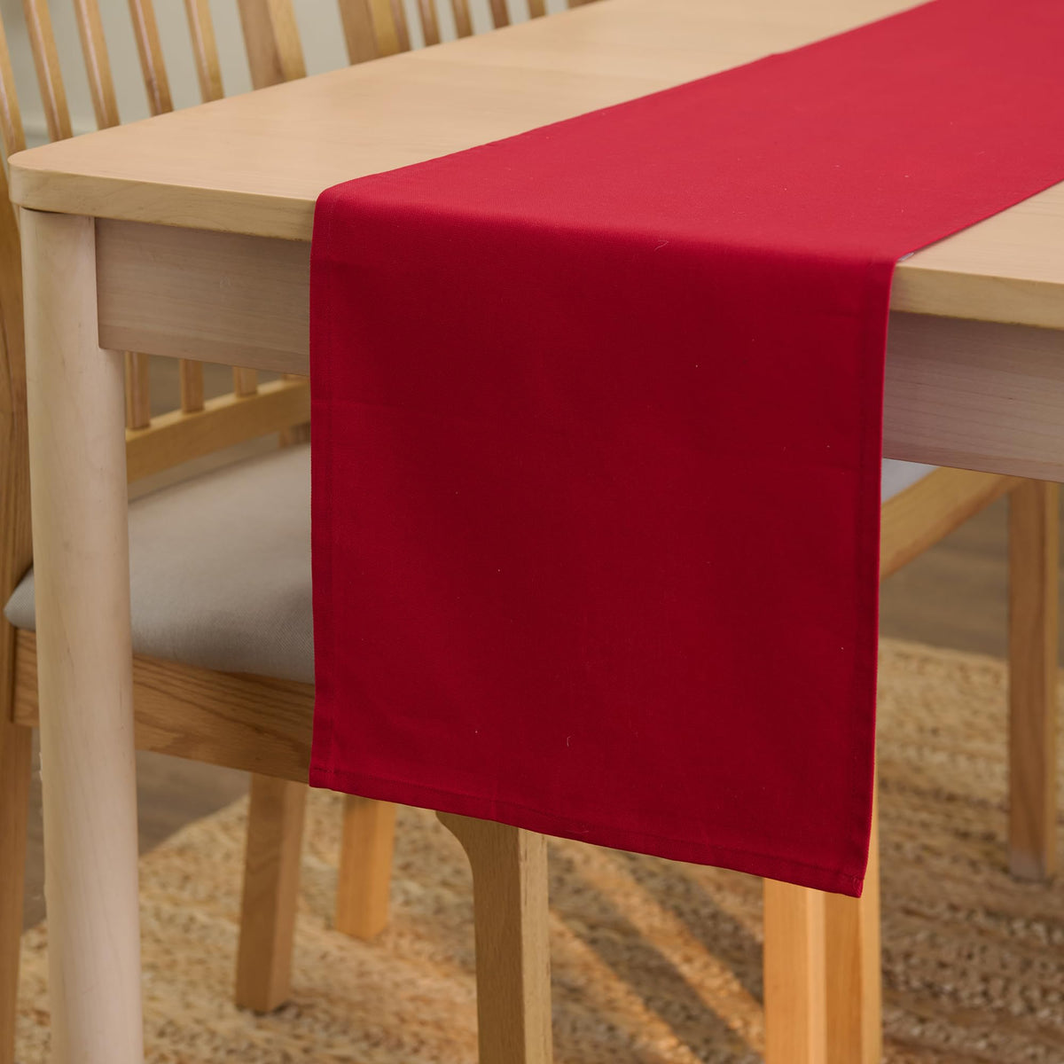 Encasa XO centro de mesa 13x48 en rojo profundo para cenas con estilo.