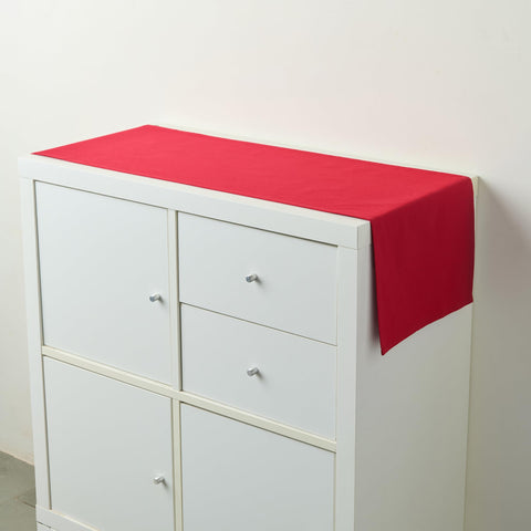 Encasa XO escena de comedor con corredor rojo ambiente cálido.