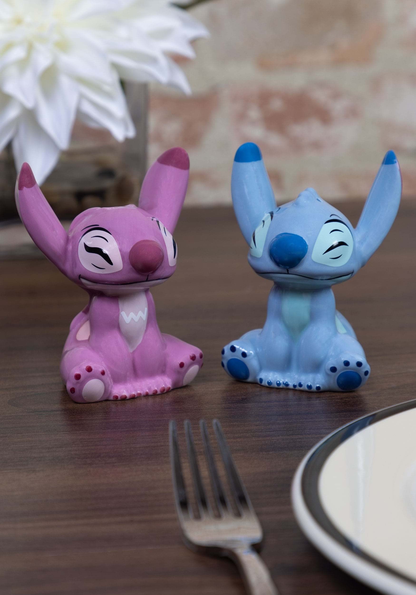 Detalle de cerámica pintada a mano de Enesco Stitch y Angel